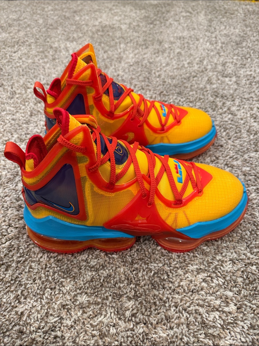Nike LeBron 19 Tune Squad - Picture 3 of 7